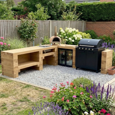 Cuisine d’été en bois / 2,325 x 2,25 x 0,65 m