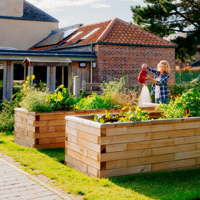 Outsunny - Lit de jardin surélevé à 3 niveaux avec étagère de rangement,  kit de jardinière surélevée en bois pour l'extérieur, support de plante en  bois autoportant pour légumes, herbes et fleurs. 