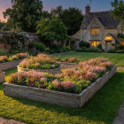 Jardinière bois frontière avec potager surélevé central / 6.675m x 6.4m x 0.45m