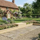 Jardinière bois d'angle étroite avec banc jardin / 6.75 x 1.5 x 0.25m