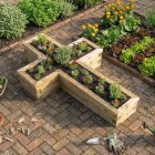 Jardinière en forme de croix / 1,35 x 2,4 x 0,45 m