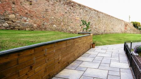 Comment construire un mur de soutènement sans mortier avec WoodBlocX