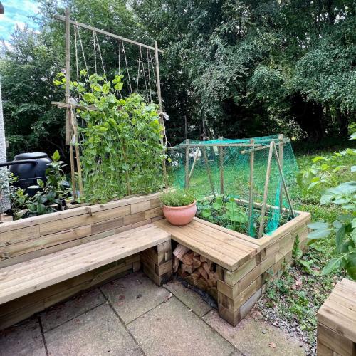 Aménagement de la terrasse d’Adie avec banquette et jardinière surélevée