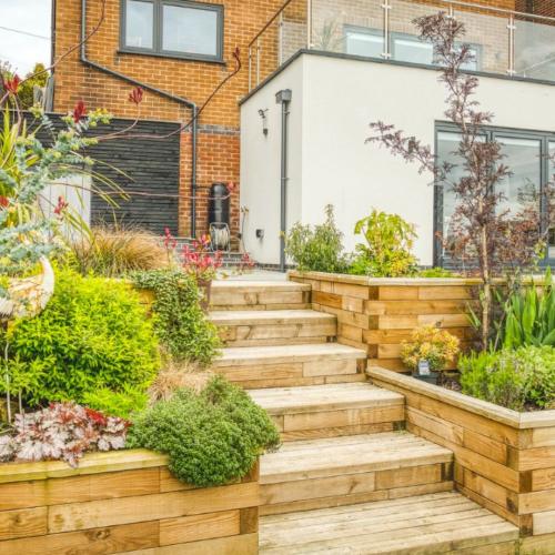 Le mur de soutènement avec jardinières et marches de Luke