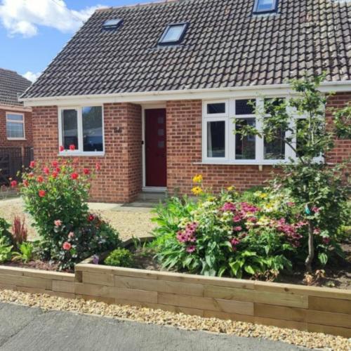Andrea embellit le jardinet devant sa maison au moyen d’une grande jardinière