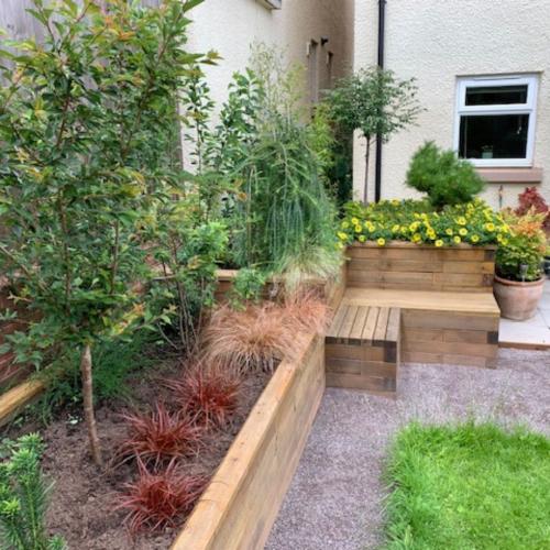 Les jardinières sur mesure avec banc intégré d’Helen et Mitchell